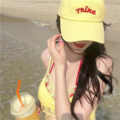 照片里的伴娘